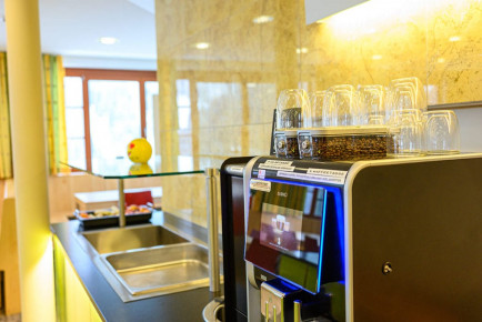 Kaffeemaschine - Großer Speisesaal im Jugendhotel Saringgut, Wagrain, Salzburg