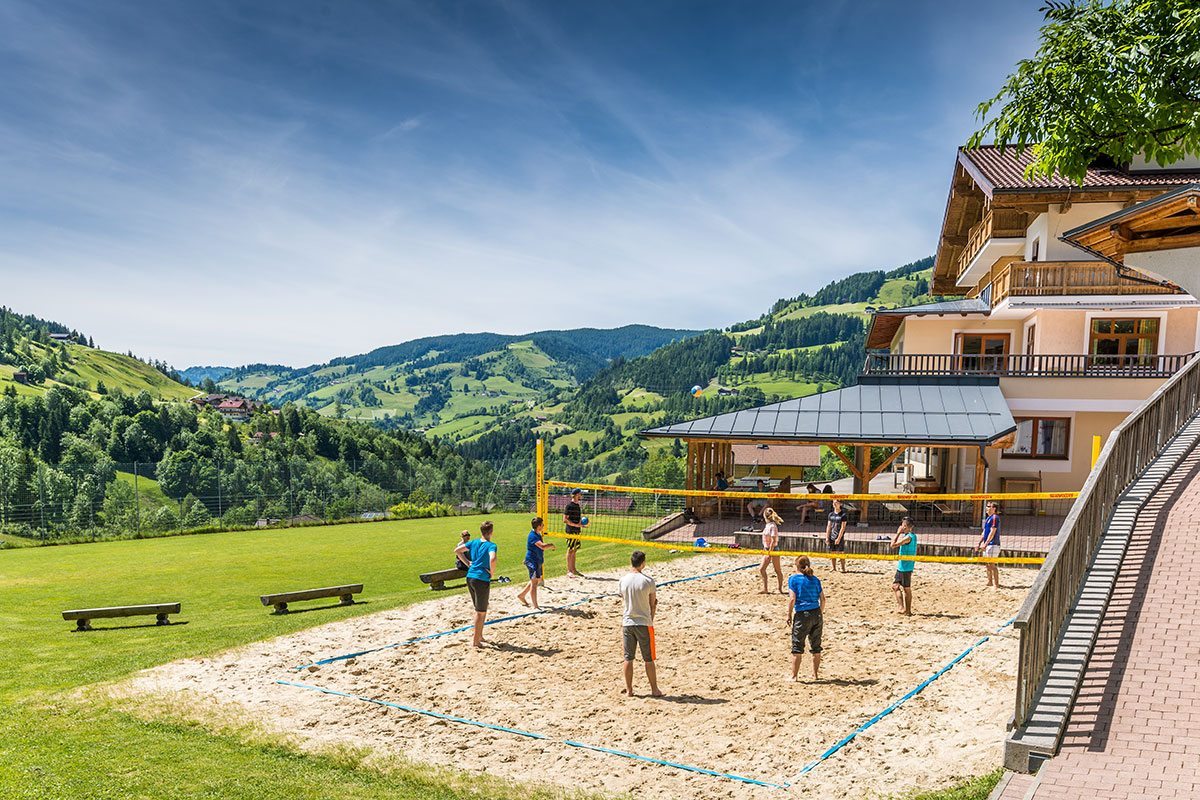 Volleyballplatz - Jugendhotel Saringgut in Wagrain, Salzburger Land